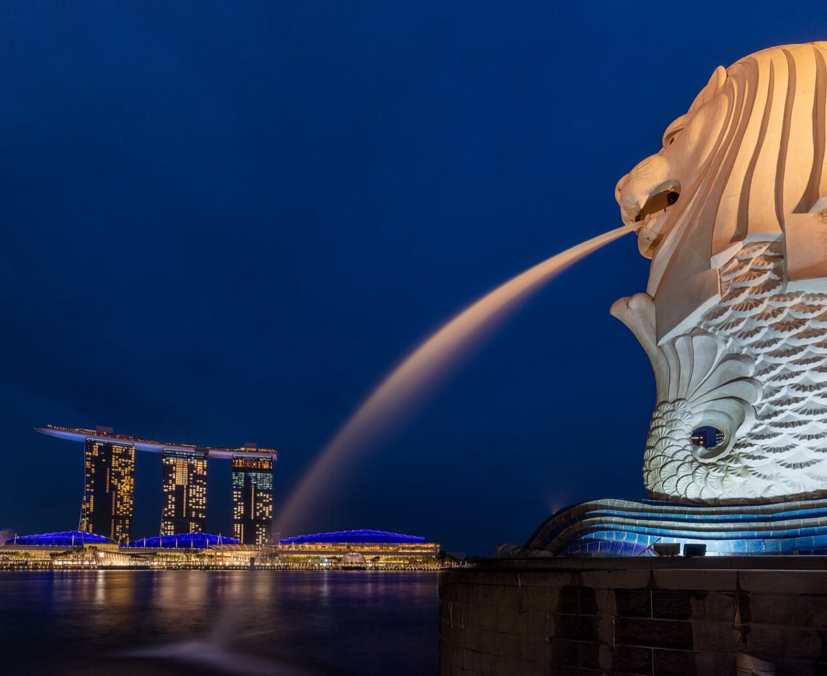 Merlion Park and Marina Bay Sands at dusk